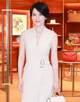 47岁俞飞鸿和38岁高圆圆同穿深V裙亮相时，网友：妥妥的气质女神