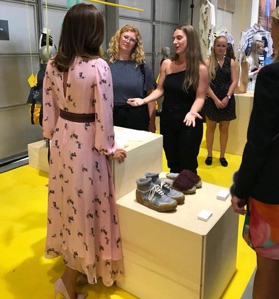 丹麦王储妃参加时尚活动，印花裙很有女神范，优雅赶超凯特王妃