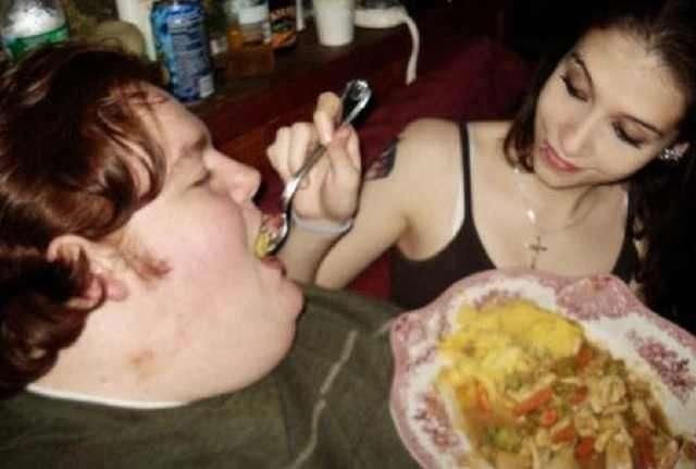 美国一名胖子找女子结婚网友大喊是真爱，后被扒出所谓“真相”