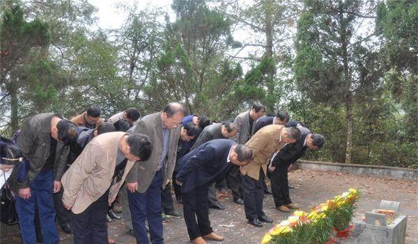 方志敏堂弟、毛远新继父，曾任省委书记，建设新江西，墓简单朴素