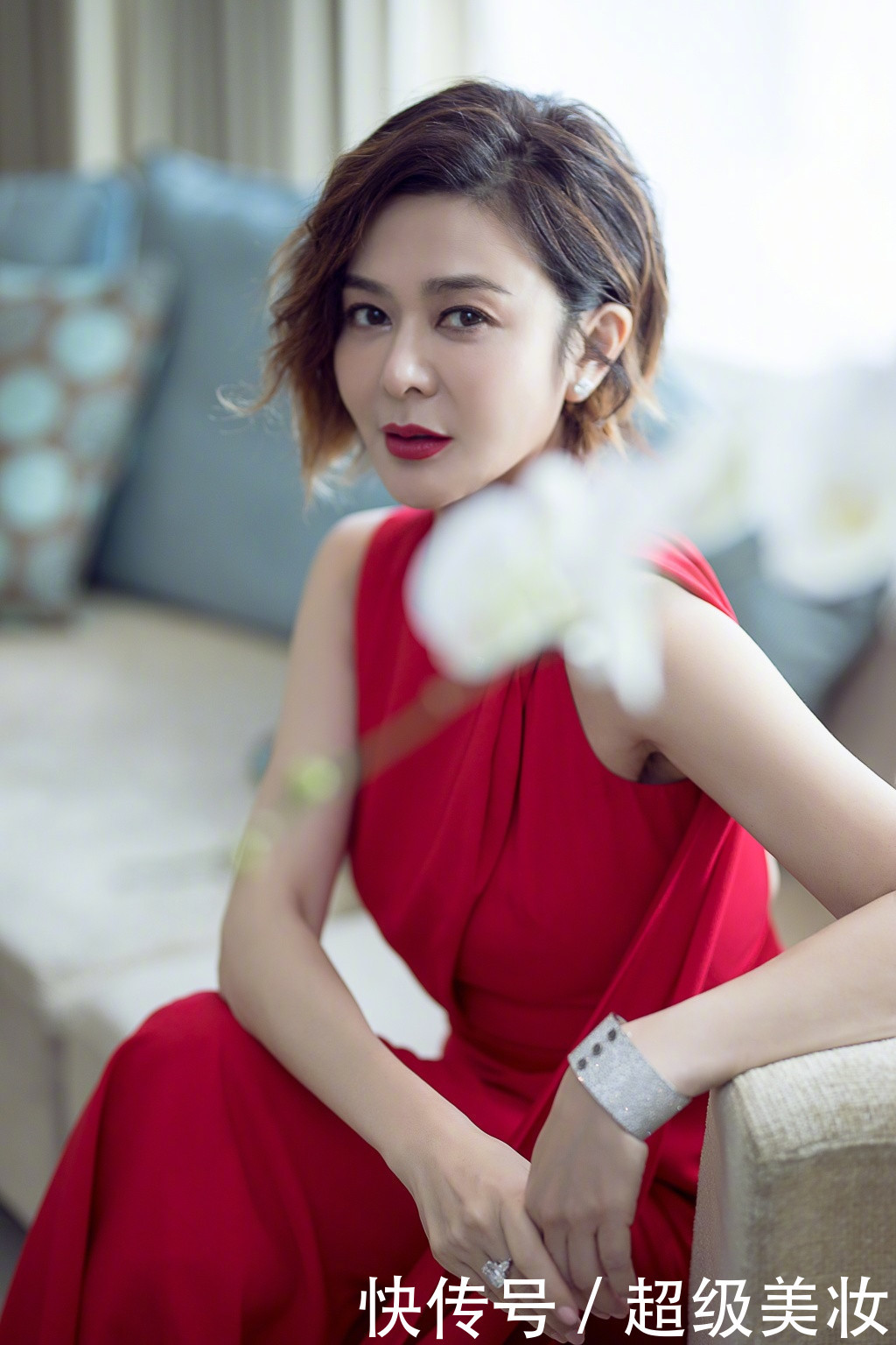 54岁关之琳宝刀未老，大红唇无敌了，网友：女神坐姿了解一下！