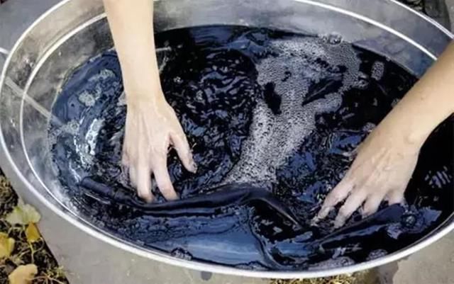 厉害了我的哥，女子画了条“牛仔裤”出门了