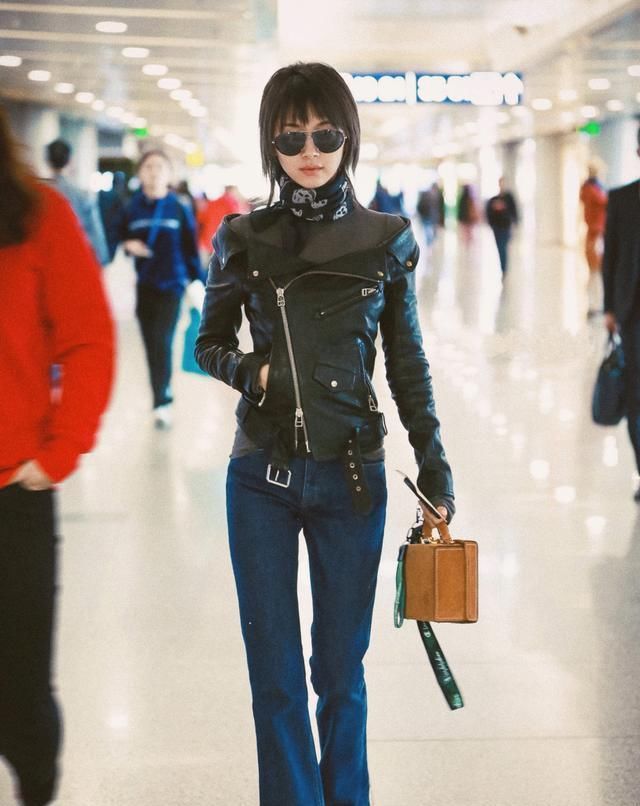  「西服外套」早春别穿马丁靴了,今年流行这2双靴子,显瘦显高还很时髦