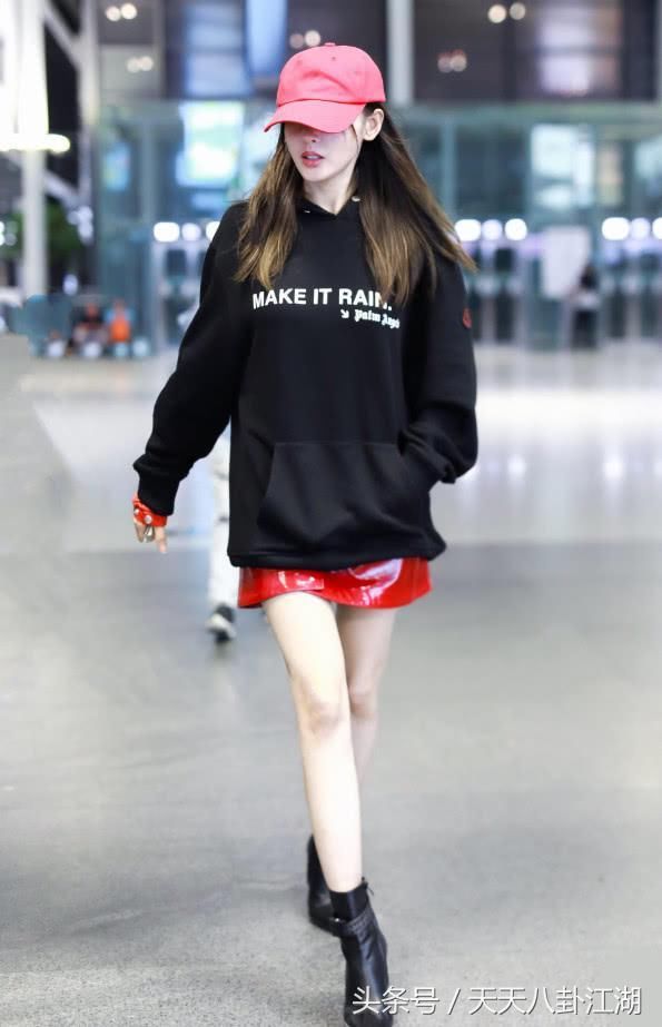 以前被郑爽的腿惊艳到了，张天爱告诉你什么是真正的“漫画腿”!