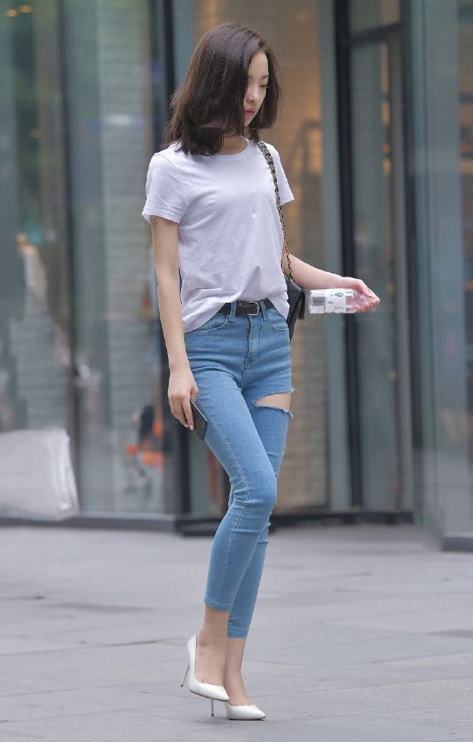 前凸后翘迷人身材的颜值小姐姐，穿一件紧身牛仔裤，真的不烂不美