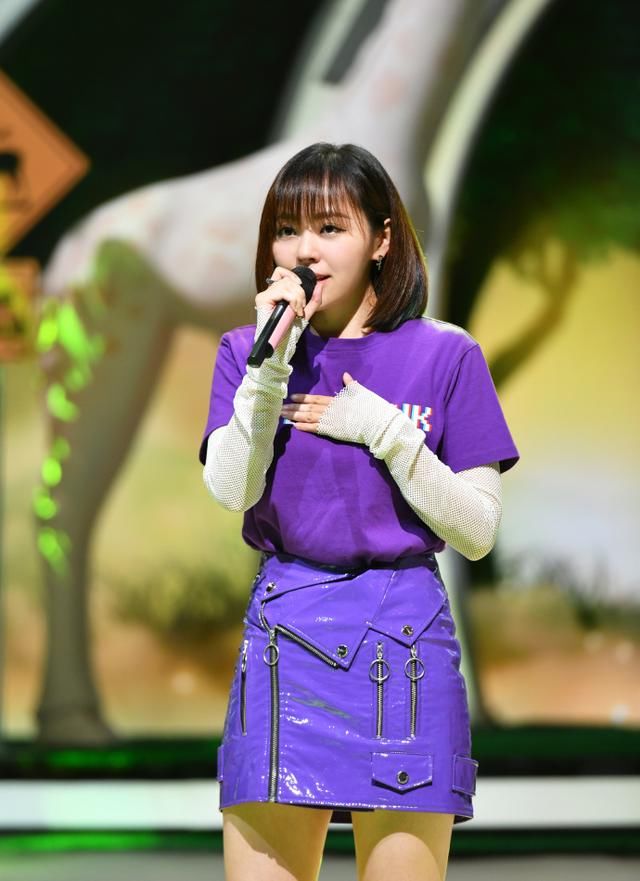 张靓颖穿紧身牛仔裤的效果我沉默了，网友：还是穿短裙吧！