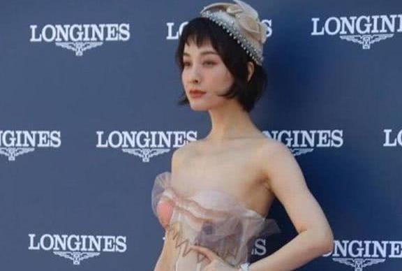 吴昕好不容易穿薄纱裙仙气一回，却撞衫了唐艺昕，尴尬了！