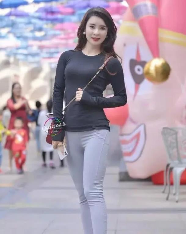  美女|街拍：环肥燕瘦的美女，一件白色短袖配黑色紧身裤，青春活力气质