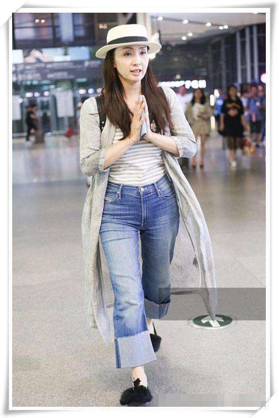 小陶虹真是够了! 腿本来就短还穿这种牛仔裤, 网友: 丑出新高度!