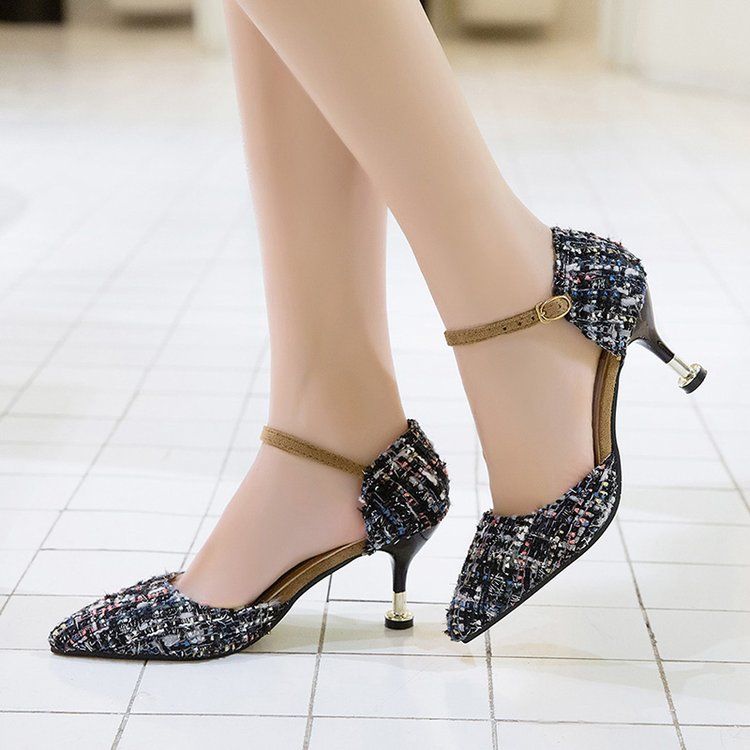 70后女人别打扮太土，多穿洋气的裙子搭配这种高跟鞋，美到尖叫