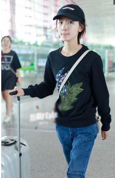 周冬雨把自己裹得严严实实，隔着屏幕都感觉到热！