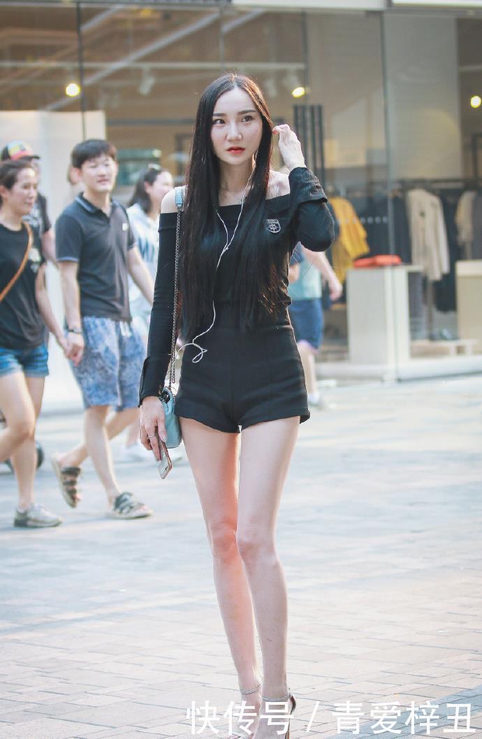  性感■小姐姐街拍：大长腿小姐姐搭配个性黑色连体衣，露出性感锁骨
