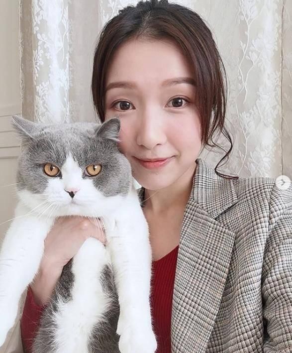  [全屏幕]“千亿元女朋友”偎依在好闺蜜胸口发嗲，扎双麻花辫全屏幕清纯少女气场
