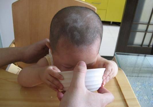 「电子产品」医生提议:小孩晚上睡觉枕边防止放3物,引起干咳发育慢