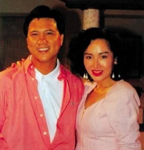  「老态」港星万梓良近况公开，皱纹白发尽显老态，与娇妻合照很幸福