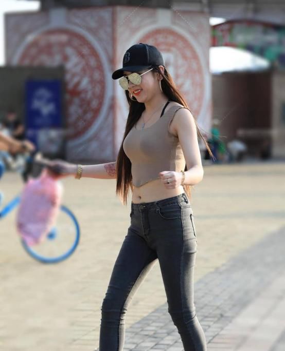 美女|时尚文艺范美女小姐姐，干练性感帅气，身姿曲线优美！