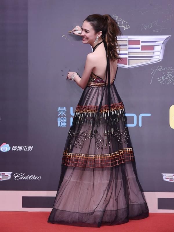 蔡依林挖空蕾丝内衣加辣，BABY舒淇遇到奇形怪状的礼服穿什么内衣