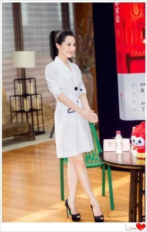 许晴你也太夸张了！裤子也能当鞋穿？网友：为显腿长豁出去了！