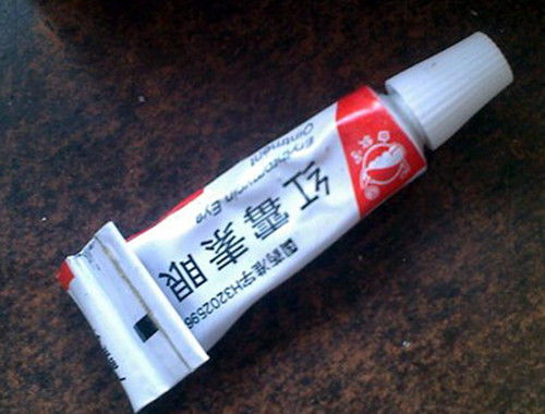 58岁医生秋天护肤窍门:药店29元药膏，用了眼袋、眼纹不找你