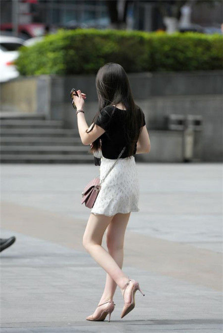  漂亮|街拍：专注看手机的小姐姐，一字肩上衣+露洞牛仔裤，时尚又漂亮