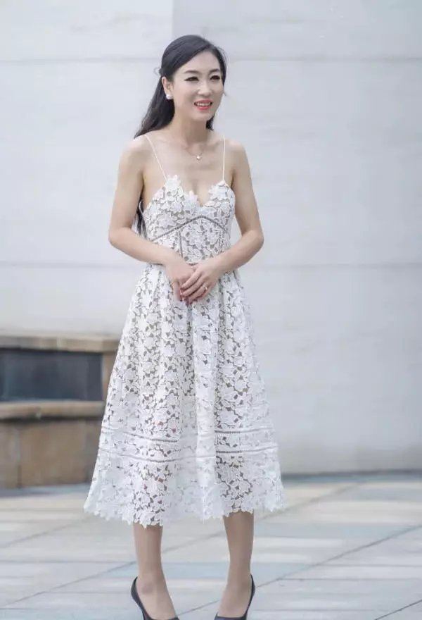 路人街拍：气质小姐姐吊带镂空尽显成熟妩媚，修身的设计勾勒出迷