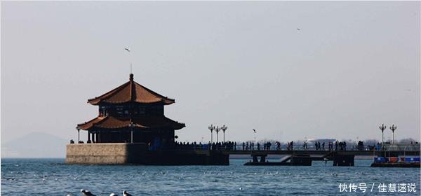 中国最美的两个火车站, 一个出站能看到湖, 一个出站能看到海!