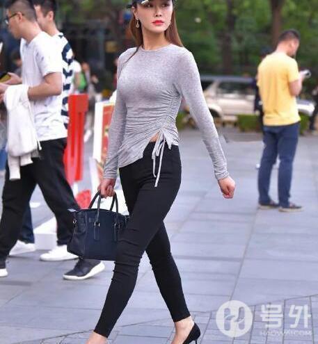 穿紧身装的小姐姐，展现凹凸有致的好身材，特别招人喜欢！