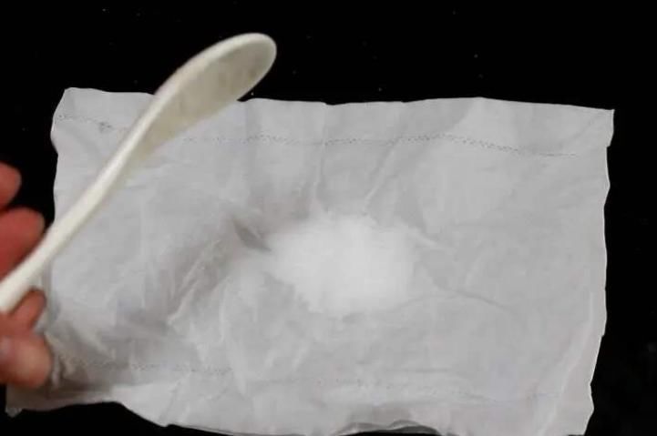 「家里」不管家里有多少存款,一定要在衣柜角撒把食盐,不是迷信,很重要