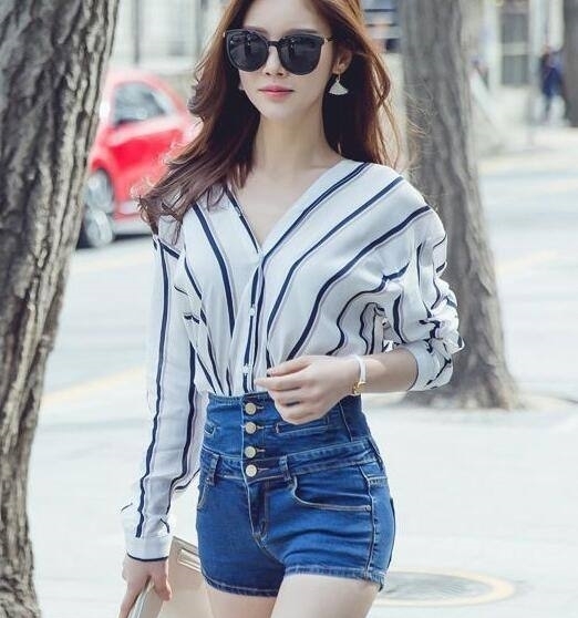牛仔裤|青春活力的牛仔裤美女,身材很苗条,真让人羡慕!