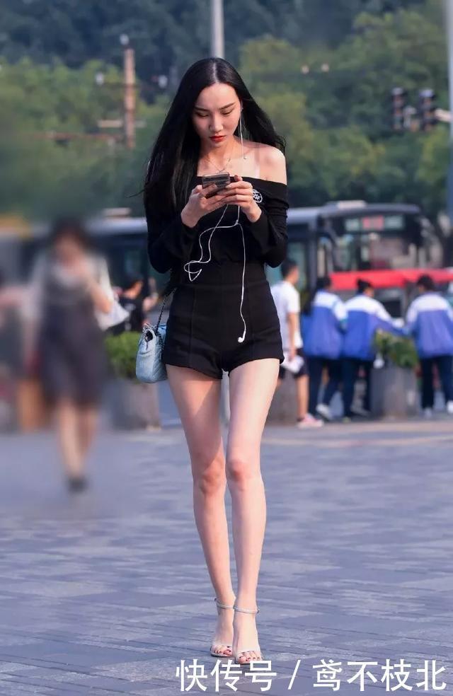 显得■小姐姐脚上穿着一双一字带的裸色高跟鞋，能够让双脚显得更加迷人