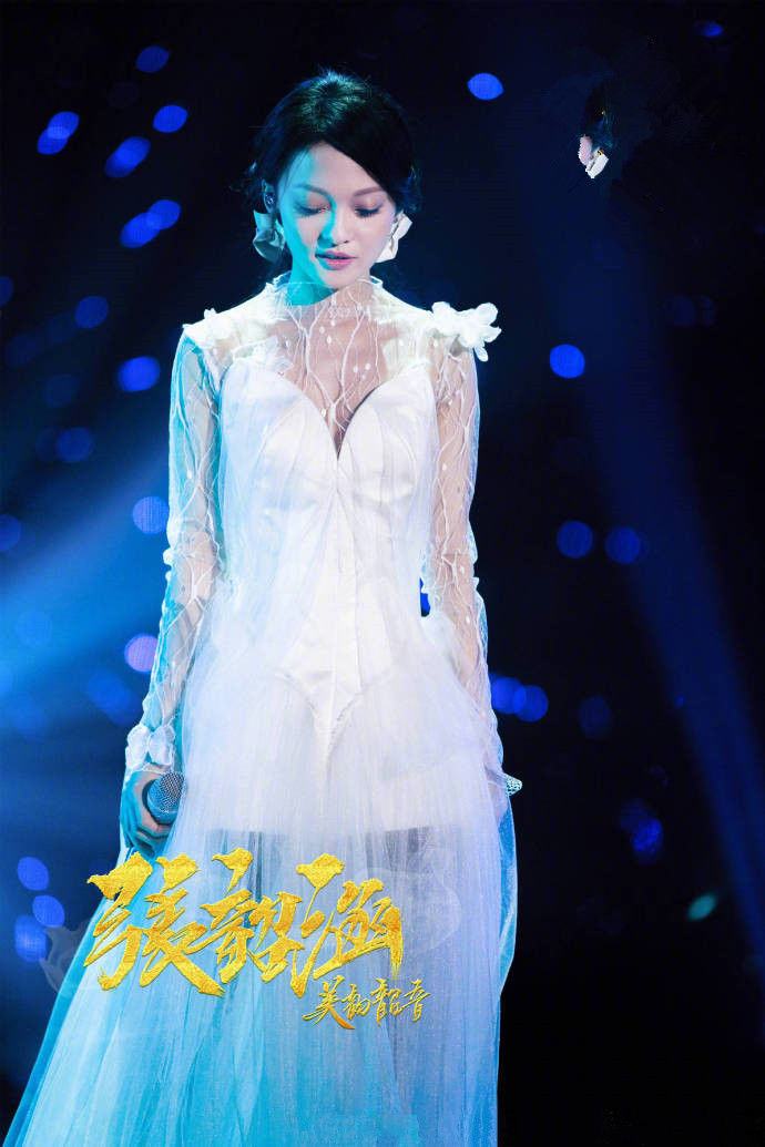 张韶涵穿薄纱裙，呈现出惊艳的小蛮腰，网友：很时尚！