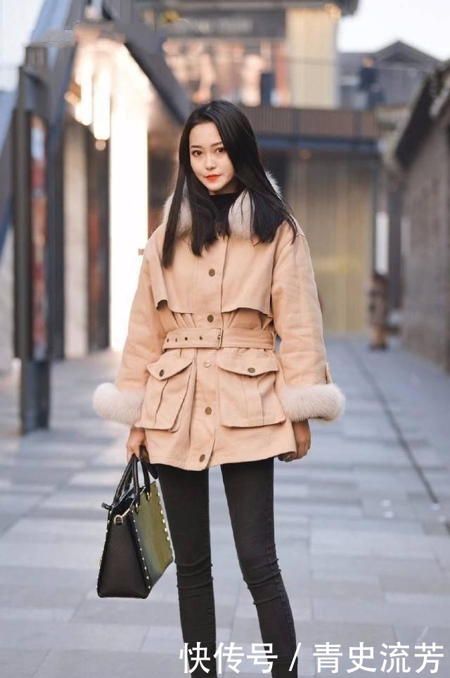  『感觉』街拍：小姐姐看起来很有时尚丽人的感觉，蓝色牛仔裤搭配吊带背心