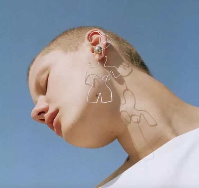 有一种“极简主义”，把女人的身体戴在耳朵上