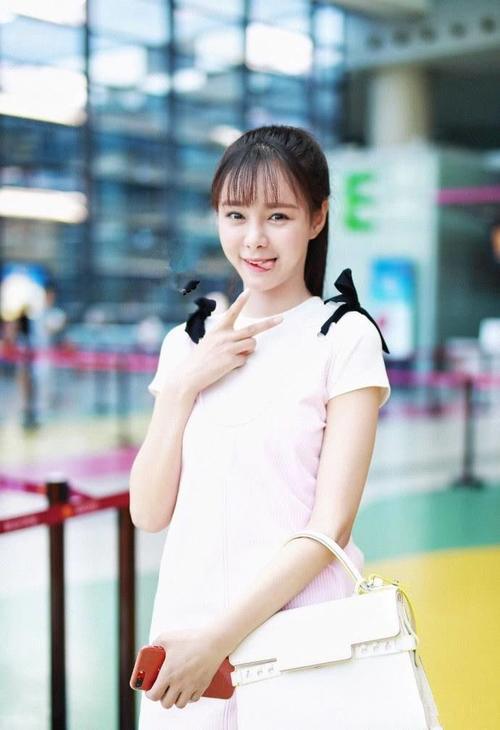 沈梦辰这背带裙穿的又短又紧，一走路就尴尬，网友：白给我都不要