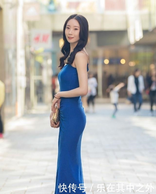 『气质』街拍:美女搭配吊带衫和紧身牛仔裤,气质显得优雅娇媚!