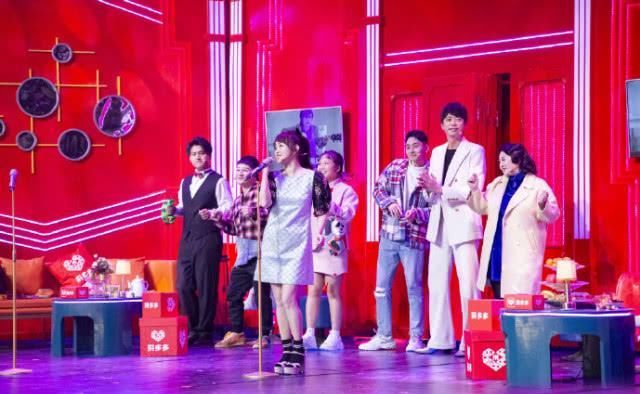 [ 杨钰莹]驴蹄凉鞋配长袜这时尚真难懂，多亏裙子救场，杨钰莹也有失手时候