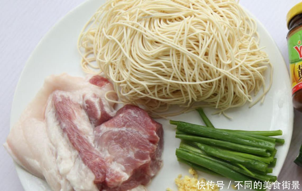 老北京炸酱面炸酱的做法,酱香浓郁,味道不比面