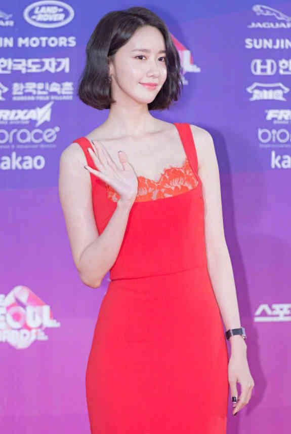 林允儿“丢”掉清纯，穿红裙大玩性感，散发轻熟女人味!