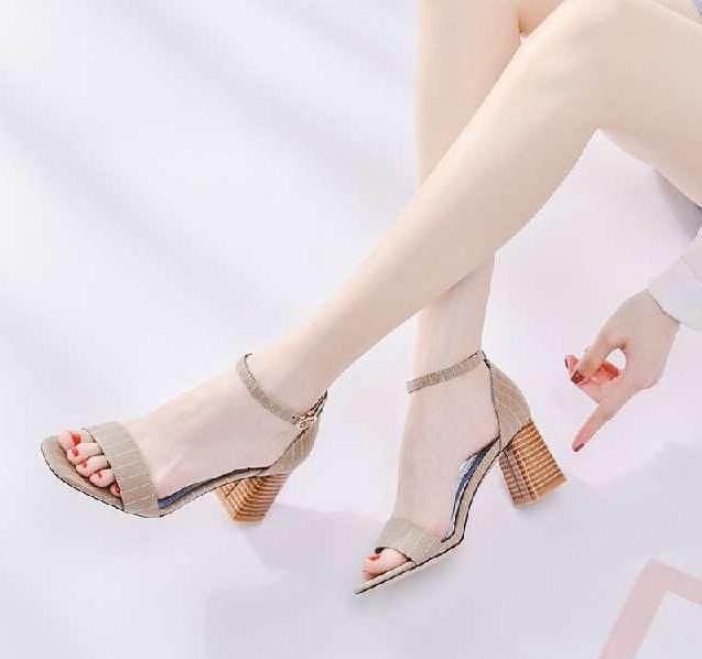 夏日放飞美丽的双脚，粗跟凉鞋的舒适，细高跟永完给不了