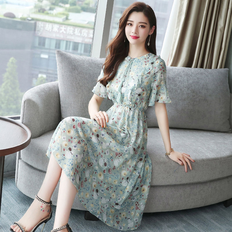 女人超短裤配T恤早OUT了，现最火“女神装”，薄而不透还凉爽