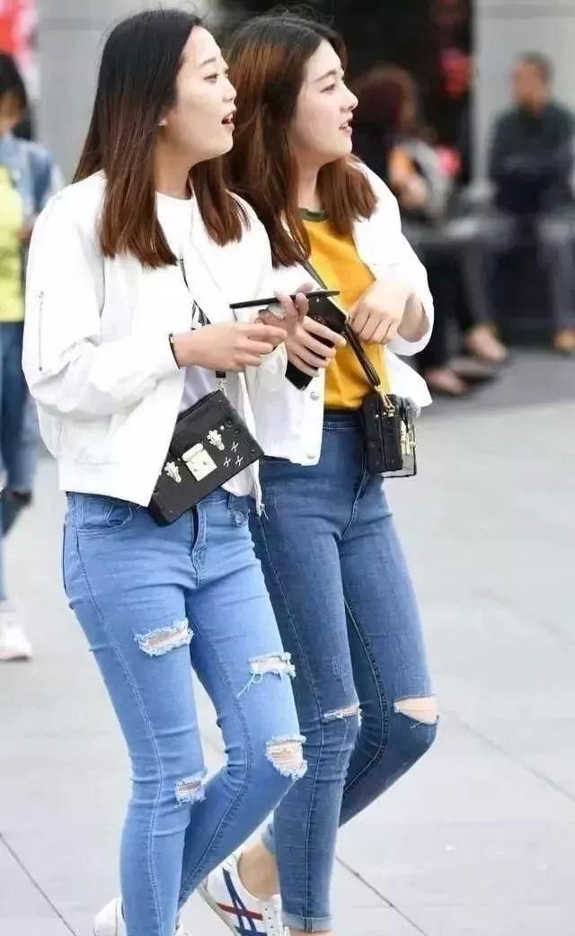 女生:气质女生穿牛仔裤,尽显妙曼身材