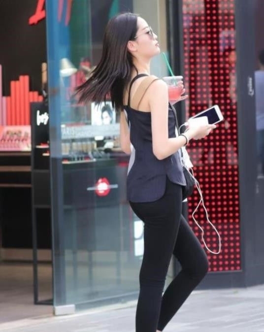  展现|街拍，美女紧身的穿搭展现曼妙身姿，纤腰不盈一握，时尚充满魅力