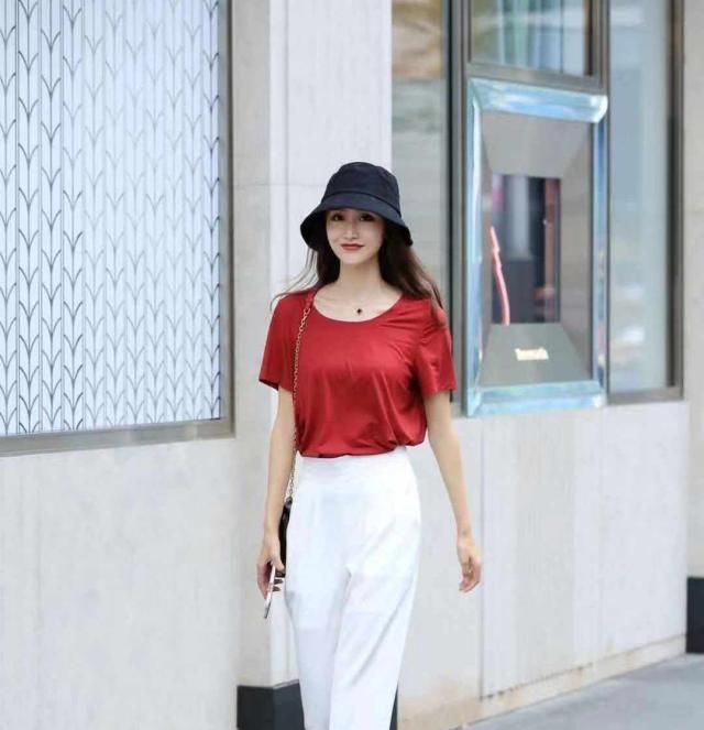  『明媚』街拍明媚妖娆的美女,一件花色连衣裙外搭白色开衫,女人味十足