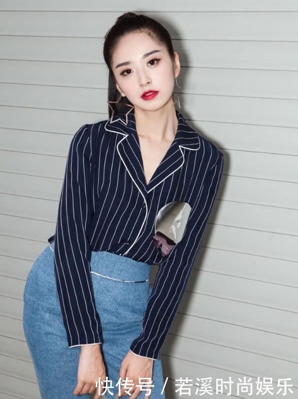 刘烨的衣服前面像裤子，后面像裙子，这么穿超时尚好看！