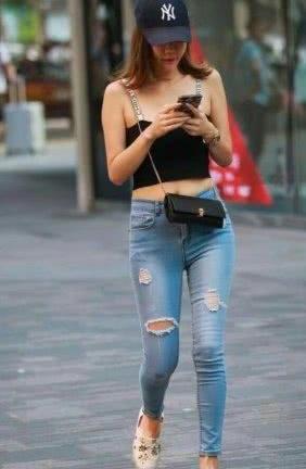 混搭也很时尚的牛仔裤美女,获得了路人赞许的目光!