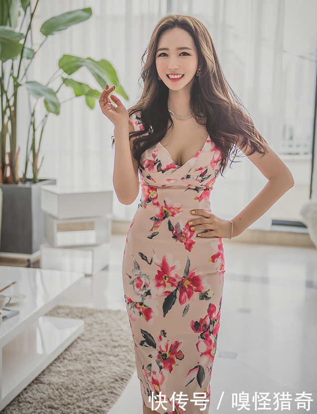 青春灵动的紧身裙美女，让人百看不厌！