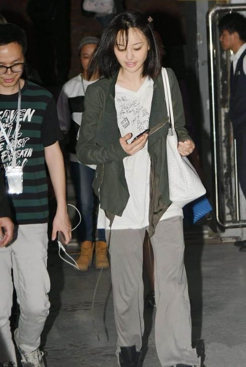 郑爽胆真大,素颜便服现身机场!网友:胖了的小爽好看多了