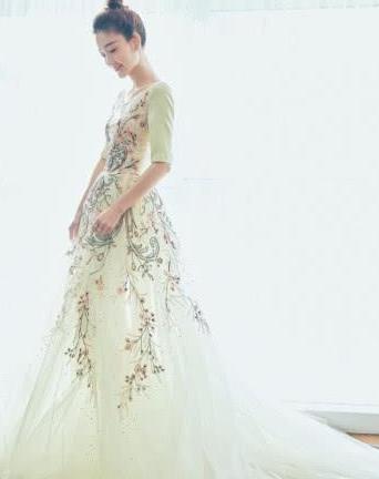 王丽坤穿米色花裙美是美，就是撑不起这件裙子，上半身看着太尴尬