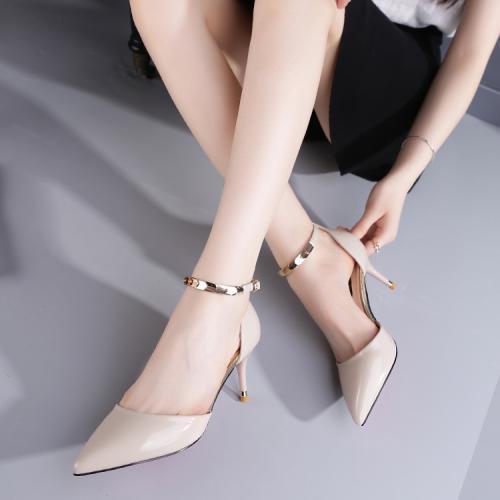 经典大气的小尖头,凸显脚部曲线,打造女神气质