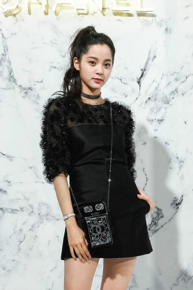 欧阳娜娜为博眼球真够拼的，网友:小腿勒这么紧，不疼吗?